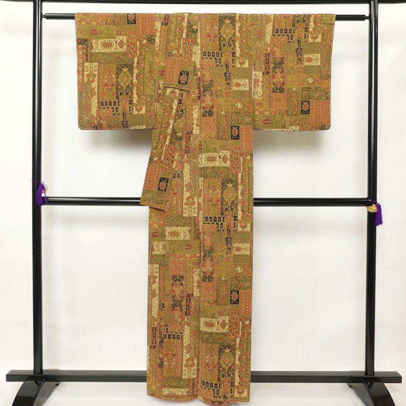 小紋 美品 縮緬 しつけ糸付き 正絹 幾何学柄・抽象柄 袷仕立て 黄・黄土色_画像2