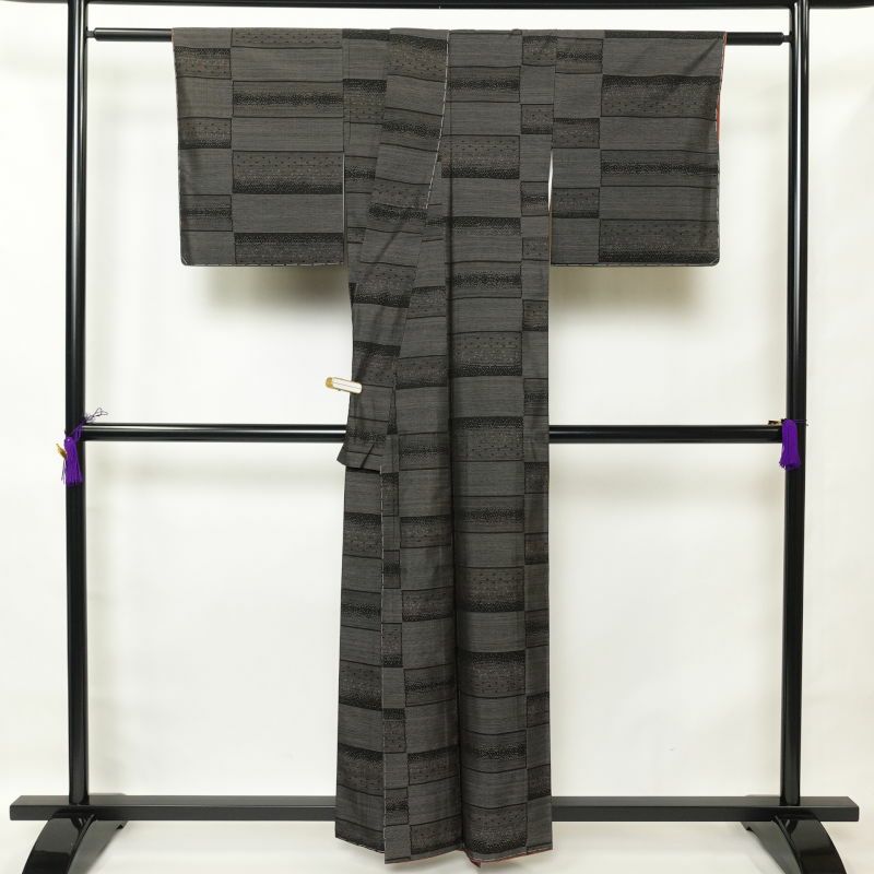 大島紬 良品 証紙なし しつけ糸付き 正絹 やまと謹製 幾何学柄・抽象柄 袷仕立て グレー_画像2