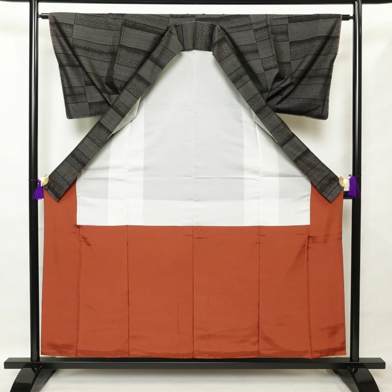 大島紬 良品 証紙なし しつけ糸付き 正絹 やまと謹製 幾何学柄・抽象柄 袷仕立て グレー_画像3