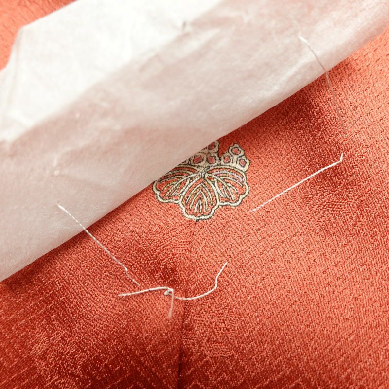 色留袖 良品 一つ紋付き しつけ糸付き 羽二重 金駒刺繍 箔 正絹 共八掛 古典柄 袷仕立て 小豆・エンジ_画像35