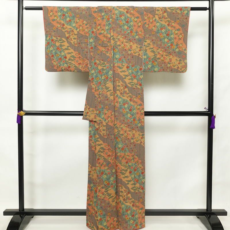 小紋 細合俊男 縮緬 総柄 着物 正絹 身丈162cm 裄丈66cm 古典柄 袷仕立て 多色使い_画像2