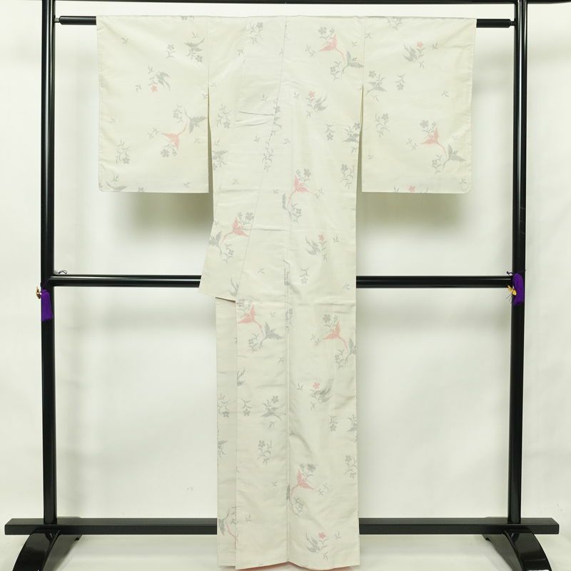 紬 良品 しつけ糸付き 小紋柄 正絹 人物・動物柄 身丈161cm 裄丈66cm 袷仕立て グレー_画像2