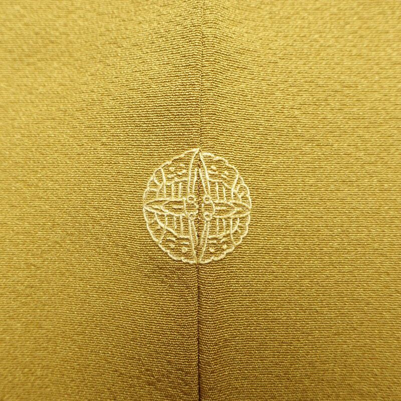 色無地 良品 一つ紋付き 縮緬 正絹 共八掛 身丈165cm 裄丈67cm 無地 袷仕立て 黄・黄土色_画像26