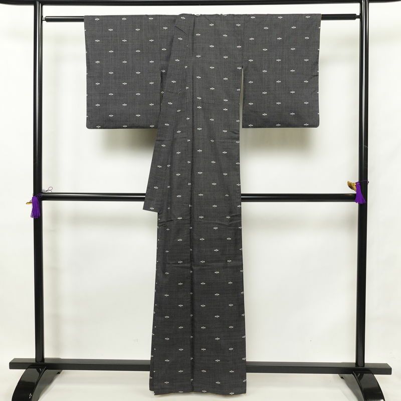 大島紬 良品 本場奄美大島 証紙あり 正絹 身丈161cm 裄丈64cm 幾何学柄・抽象柄 袷仕立て 黒_画像2