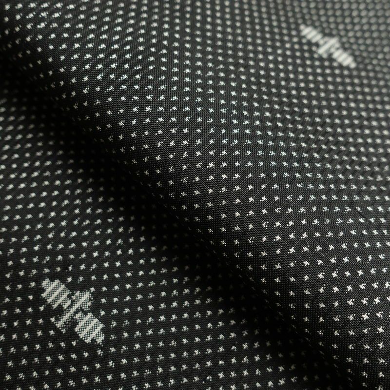 大島紬 良品 本場奄美大島 証紙あり 正絹 身丈161cm 裄丈64cm 幾何学柄・抽象柄 袷仕立て 黒_画像26