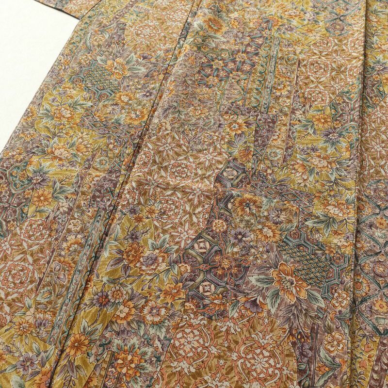 小紋 美品 しつけ糸付き 縮緬 正絹 幾何学柄・抽象柄 身丈160cm 裄丈67.5cm 袷仕立て 多色使い_画像5