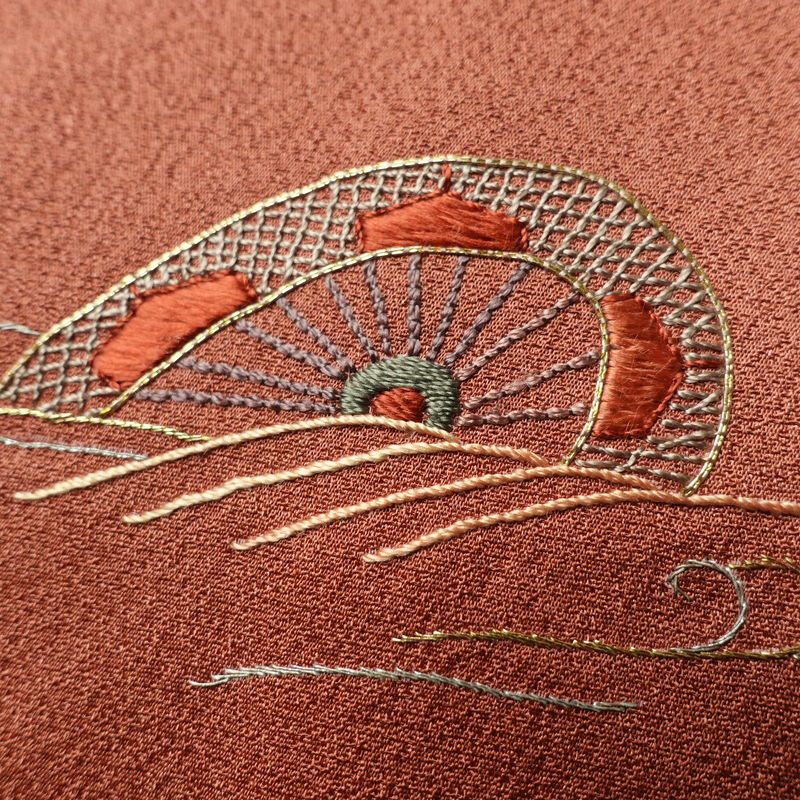 付け下げ 良品 一つ紋付き 刺繍 正絹 身丈159cm 裄丈66cm 幾何学柄・抽象柄 袷仕立て 茶_画像8