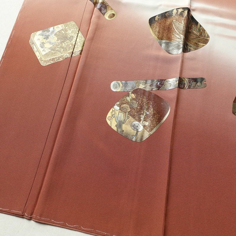 色留袖 良品 しつけ糸付き 一つ紋付き 身丈159.5cm 裄丈65.5cm 落款入り 縮緬 共八掛 箔 正絹 古典柄 袷仕立て 茶_画像4