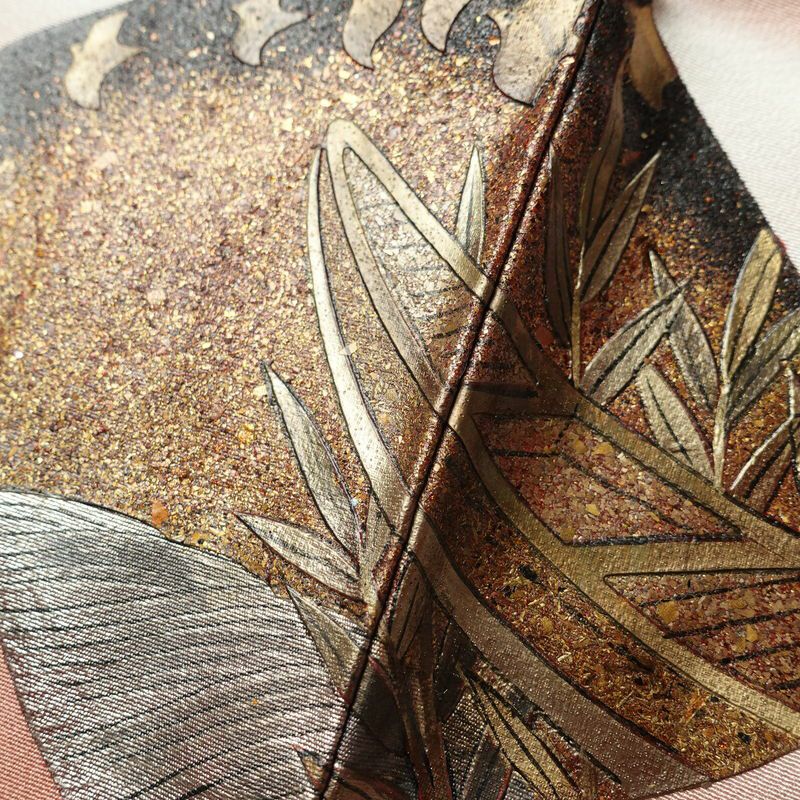 色留袖 良品 しつけ糸付き 一つ紋付き 身丈159.5cm 裄丈65.5cm 落款入り 縮緬 共八掛 箔 正絹 古典柄 袷仕立て 茶_画像9