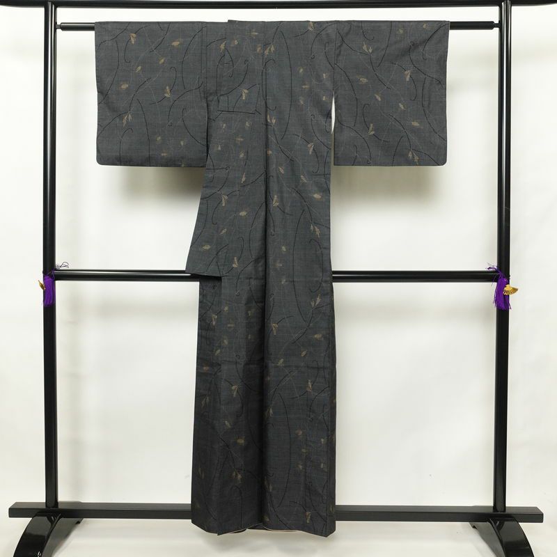 紬 正絹 木の葉・植物柄 紬着物 袷仕立て 身丈155cm 裄丈65cm 青・紺_画像2