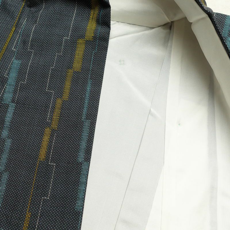 大島紬 良品 証紙あり しつけ糸付き 正絹 身丈154.5cm 裄丈63cm 縞柄・線柄 幾何学柄・抽象柄 袷仕立て 青・紺_画像23