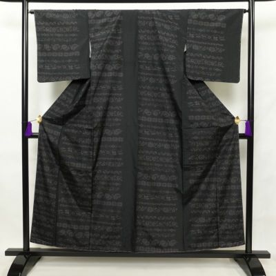 紬 良品 しつけ糸付き 着物 つむぎ 正絹 身丈155.5cm 裄丈65.5cm 花柄 袷仕立て 黒