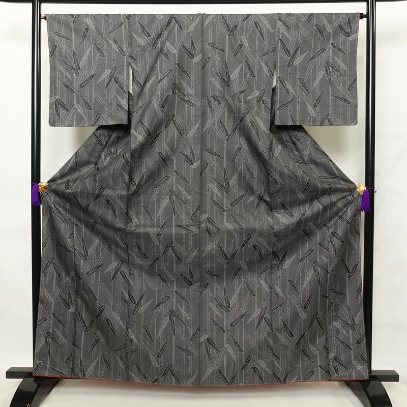 紬 美品 しつけ糸付き 正絹 木の葉・植物柄 身丈164.5cm 裄丈66.5cm 袷仕立て グレー