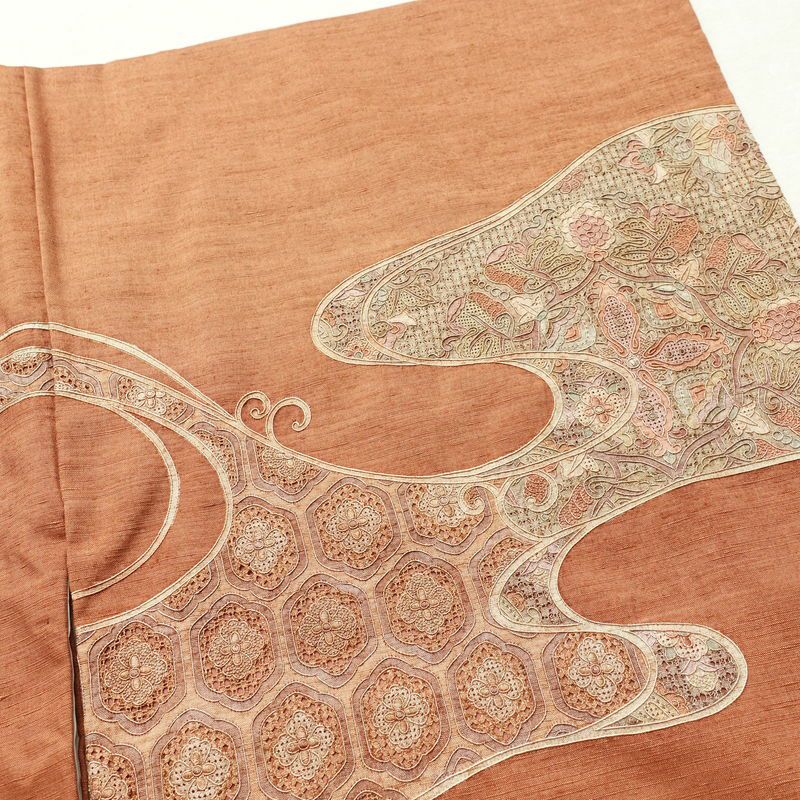 訪問着 紬地 良品 スワトウ刺繍 一つ紋付き 身丈164cm 裄丈66.5cm 正絹 幾何学柄・抽象柄 袷仕立て 茶_画像21