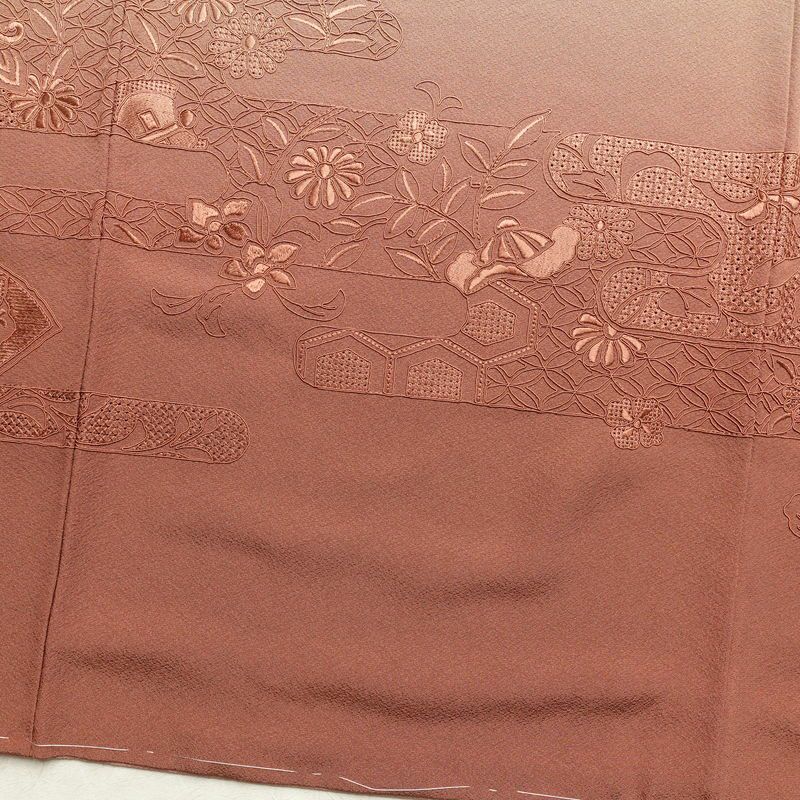 付け下げ 良品 スワトウ刺繍 しつけ糸付き 身丈152.5cm 裄丈63cm 縮緬 正絹 古典柄 袷仕立て ぼかし 小豆・エンジ_画像16