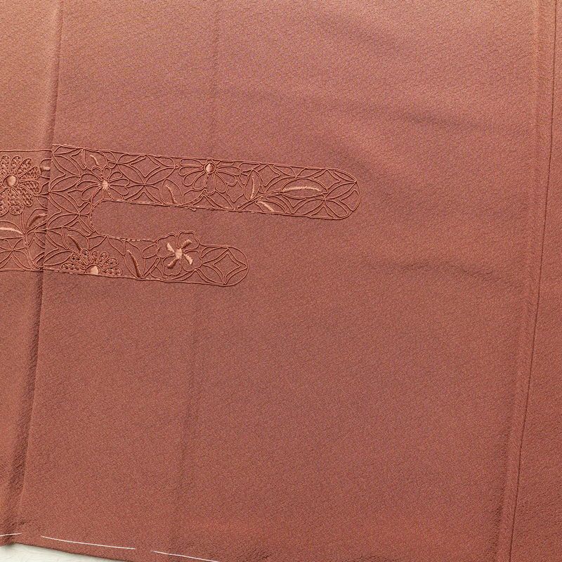 付け下げ 良品 スワトウ刺繍 しつけ糸付き 身丈152.5cm 裄丈63cm 縮緬 正絹 古典柄 袷仕立て ぼかし 小豆・エンジ_画像18