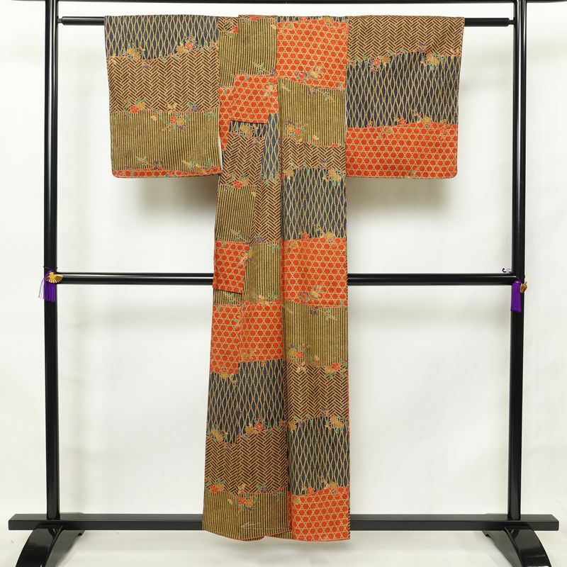 小紋 良品 三田村環作 しつけ糸付き 落款入り 正絹 古典柄 袷仕立て 身丈154cm 裄丈64cm 多色使い_画像2