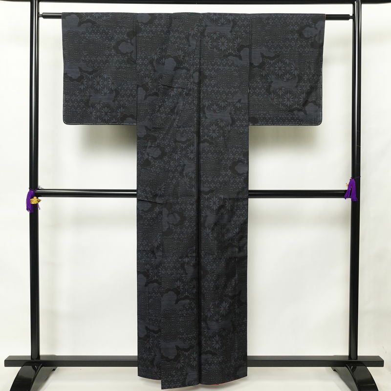 大島紬 本場大島 証紙あり 正絹 幾何学柄・抽象柄 袷仕立て 身丈158cm 裄丈63.5cm 着物 青・紺_画像2