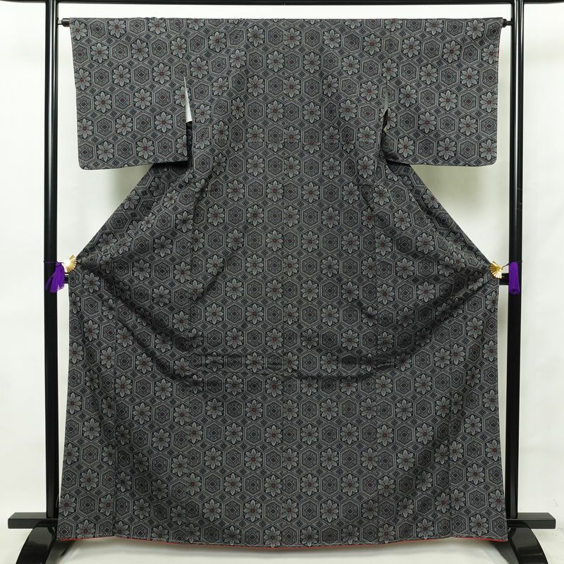 紬 美品 しつけ糸付き 正絹 花柄 袷仕立て 身丈165.5cm 裄丈66cm 亀甲 紬着物 グレー_画像1