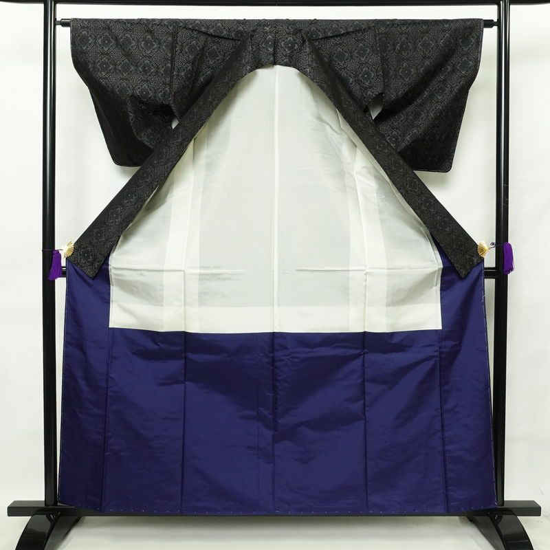 大島紬 良品 証紙あり しつけ糸付き 正絹 幾何学柄・抽象柄 袷仕立て 身丈161cm 裄丈63.5cm 黒_画像3