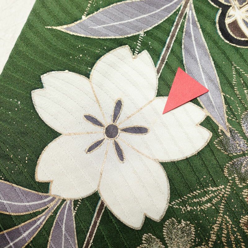 振袖 綸子 正絹 古典柄 金駒刺繍 袷仕立て 身丈167cm 裄丈70cm 金彩 桜 箔 成人式 着物 緑・うぐいす色_画像8