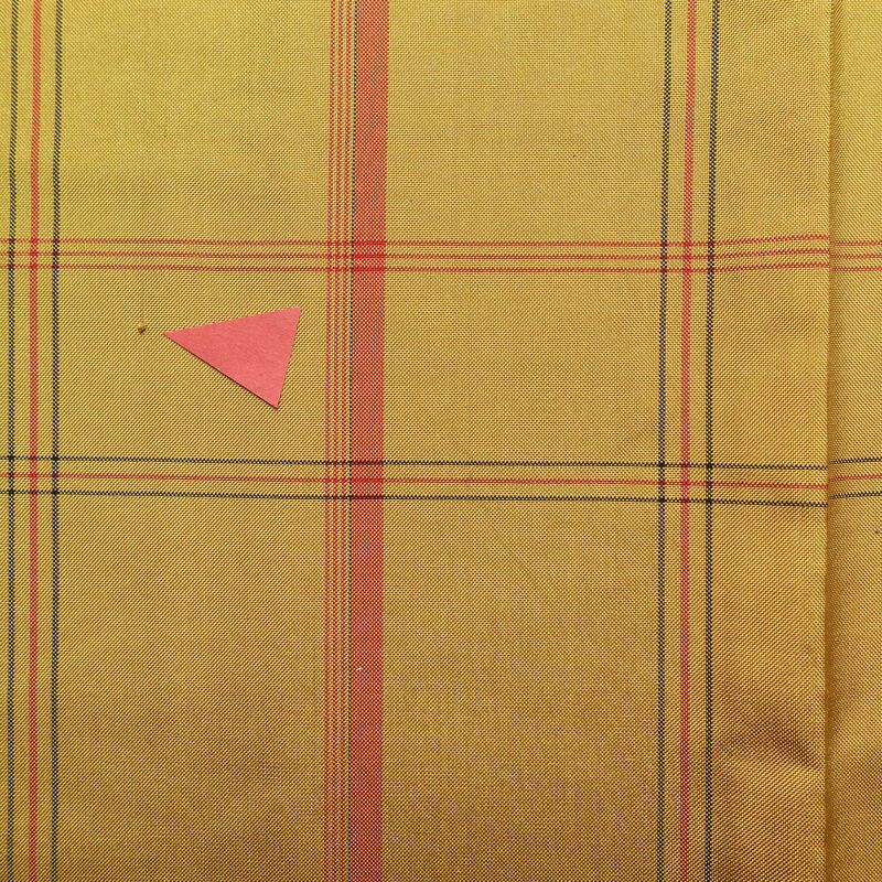 本場大島紬 良品 都喜ヱ門 証紙あり 車輪梅格子 正絹 チェック・格子柄 袷仕立て 身丈160cm 裄丈66.5cm 着物 黄・黄土色_画像18