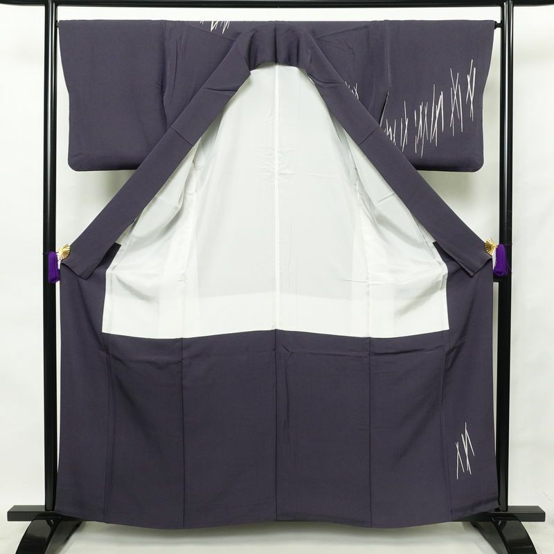 付け下げ 二代目山田栄一 落款入り 良品 ちりめん 正絹 袷仕立て 身丈160.5cm 裄丈67cm 共八掛 着物 附下 金糸 幾何学柄・抽象柄 紫・藤色_画像3