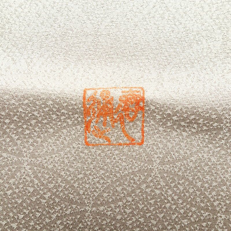 訪問着 良品 落款入り 一つ紋付き 正絹 綸子 風景柄 袷仕立て 身丈167.5cm 裄丈69.5cm 金彩 箔 紫・藤色_画像11