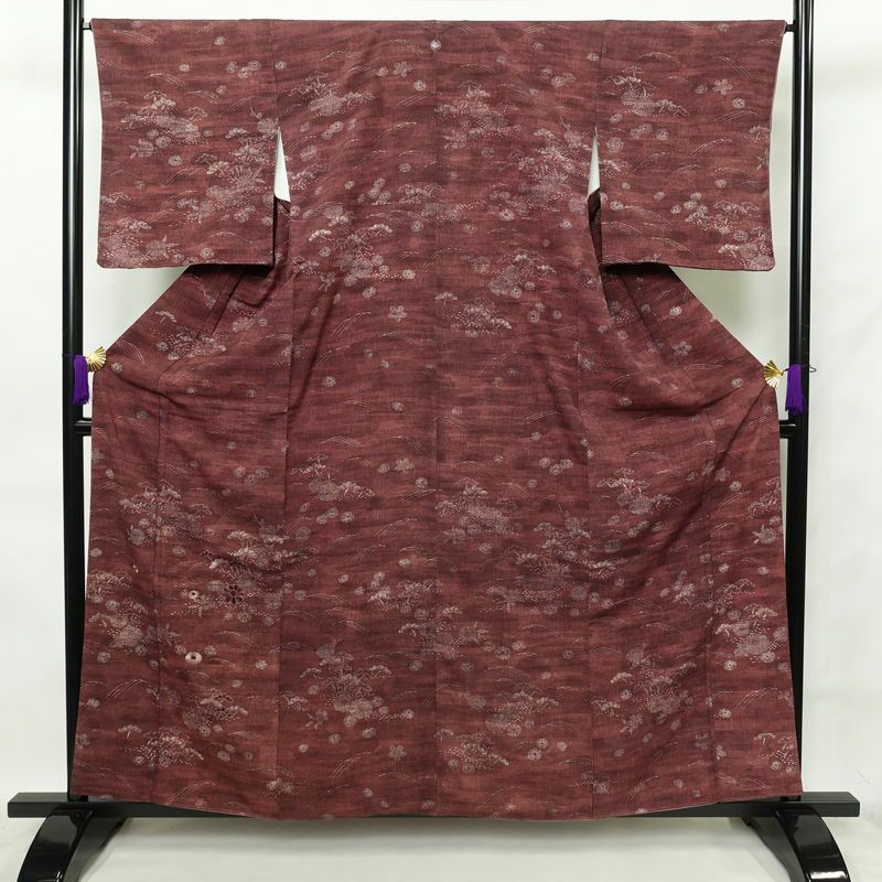 付け下げ 良品 紬縮緬 紬地 一つ紋付き 正絹 古典柄 袷仕立て 身丈160.5cm 裄丈67cm 刺繍 着物 小豆・エンジ_画像1