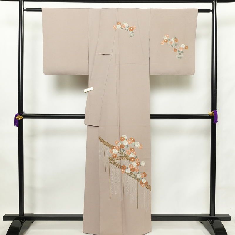 訪問着 落款入り 作家物 縮緬 正絹 古典柄 袷仕立て 身丈162cm 裄丈67cm 菊 金彩 着物 ベージュ_画像2