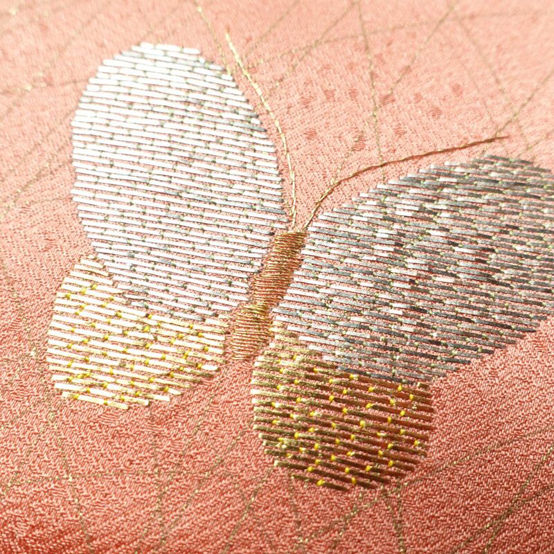 付け下げ 良品 綸子 正絹 蝶・昆虫柄 袷仕立て 身丈160.5cm 裄丈64.5cm 刺繍 金糸 金彩 蝶 ピンク_画像10