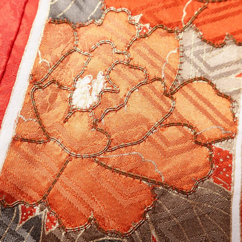 振袖 綸子 正絹 古典柄 袷仕立て 身丈167cm 裄丈69cm 金彩 熨斗目 箔 菊 椿 雪輪 七宝 成人式 着物 赤・朱_画像6