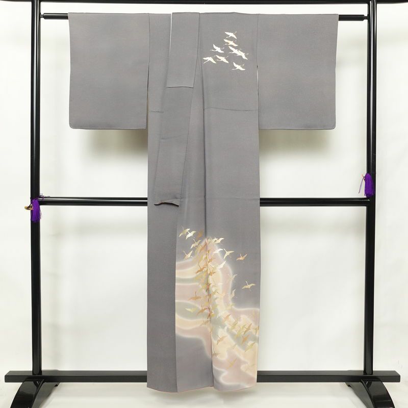 付け下げ 和田光正 落款入り 一つ紋付き 正絹 人物・動物柄 袷仕立て 身丈156.5cm 裄丈66.5cm 箔 鶴 附下 グレー_画像2