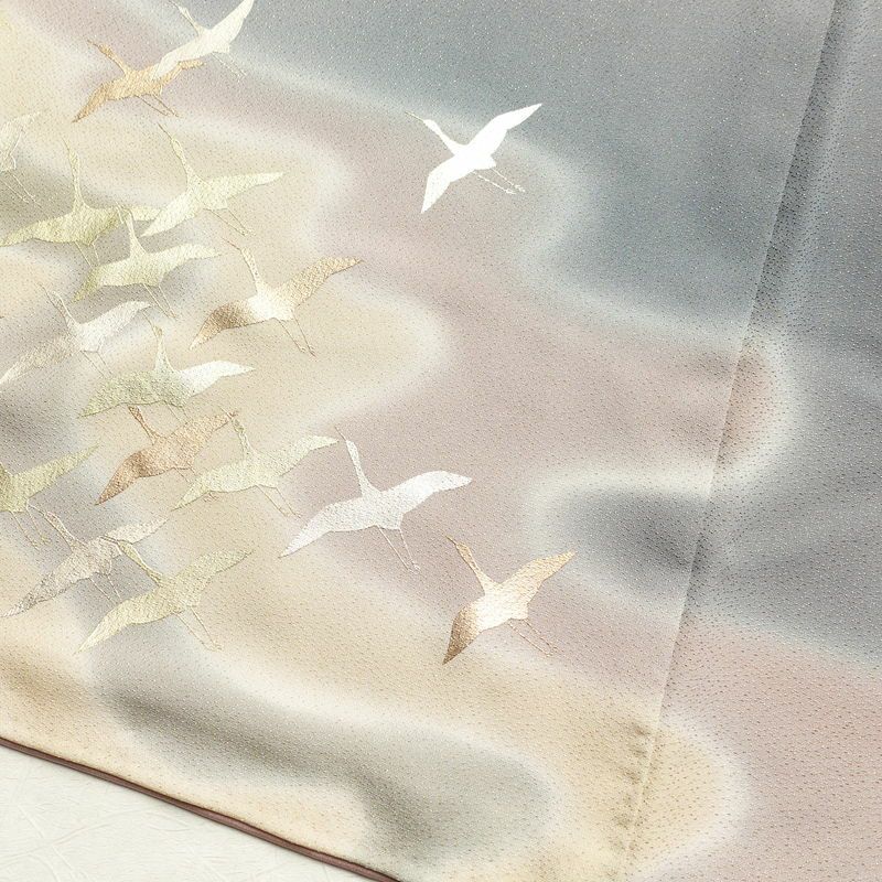 付け下げ 和田光正 落款入り 一つ紋付き 正絹 人物・動物柄 袷仕立て 身丈156.5cm 裄丈66.5cm 箔 鶴 附下 グレー_画像10