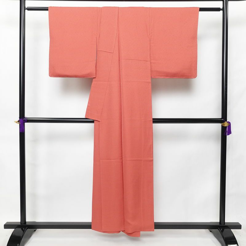 色無地 良品 一つ紋付き 正絹 無地 袷仕立て 身丈155cm 裄丈65.5cm 一部しつけ糸付き 着物 赤・朱_画像2