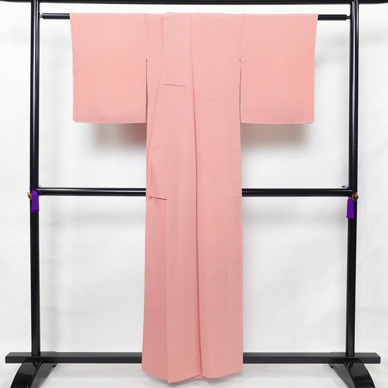 色無地 良品 しつけ糸付き 縮緬 一つ紋付き 正絹 無地 袷仕立て 身丈157.5cm 裄丈64.5cm 着物 ピンク_画像2