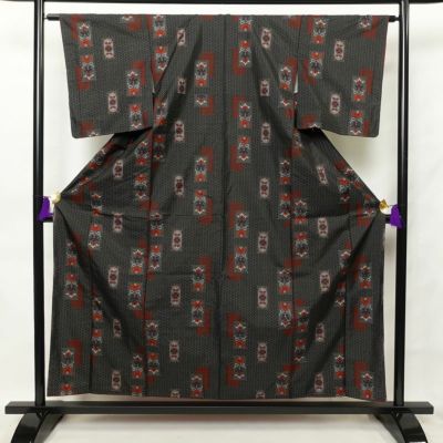 紬 良品 正絹 幾何学柄・抽象柄 袷仕立て 身丈156.5cm 裄丈63cm 一部しつけ糸付き 紬着物 黒