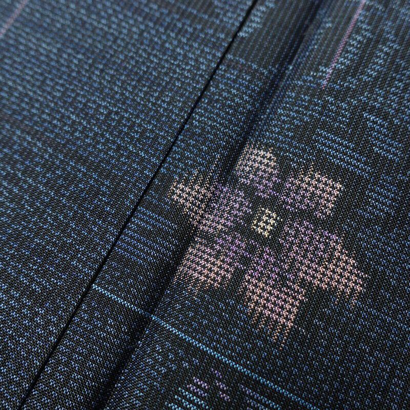 紬 正絹 花柄 袷仕立て 身丈151cm 裄丈61.5cm 一部しつけ糸付き 紬着物 青・紺_画像7