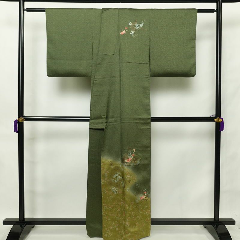 付け下げ 良品 一つ紋付き 正絹 古典柄 袷仕立て 身丈162cm 裄丈65.5cm 箔 刺繍 金彩 附下 着物 緑・うぐいす色_画像2