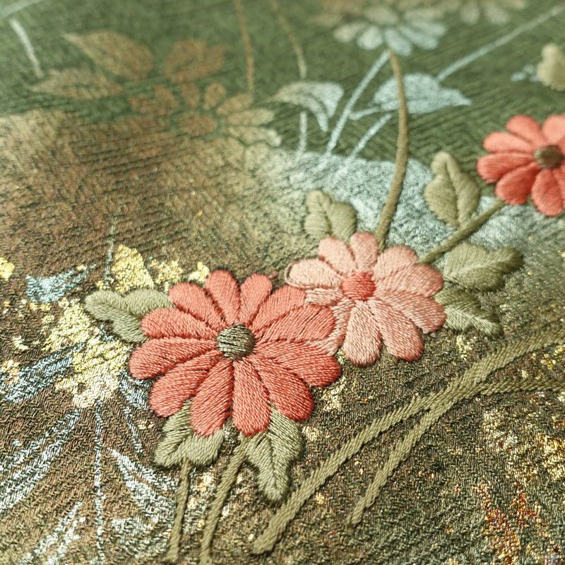 付け下げ 良品 一つ紋付き 正絹 古典柄 袷仕立て 身丈162cm 裄丈65.5cm 箔 刺繍 金彩 附下 着物 緑・うぐいす色_画像7