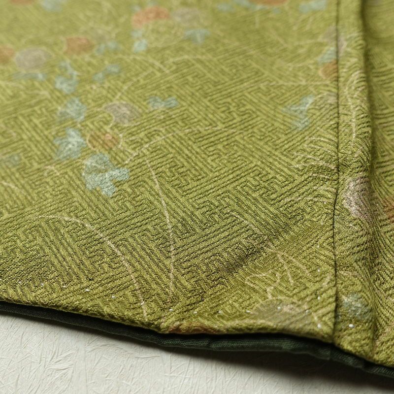 付け下げ 良品 一つ紋付き 正絹 古典柄 袷仕立て 身丈162cm 裄丈65.5cm 箔 刺繍 金彩 附下 着物 緑・うぐいす色_画像9