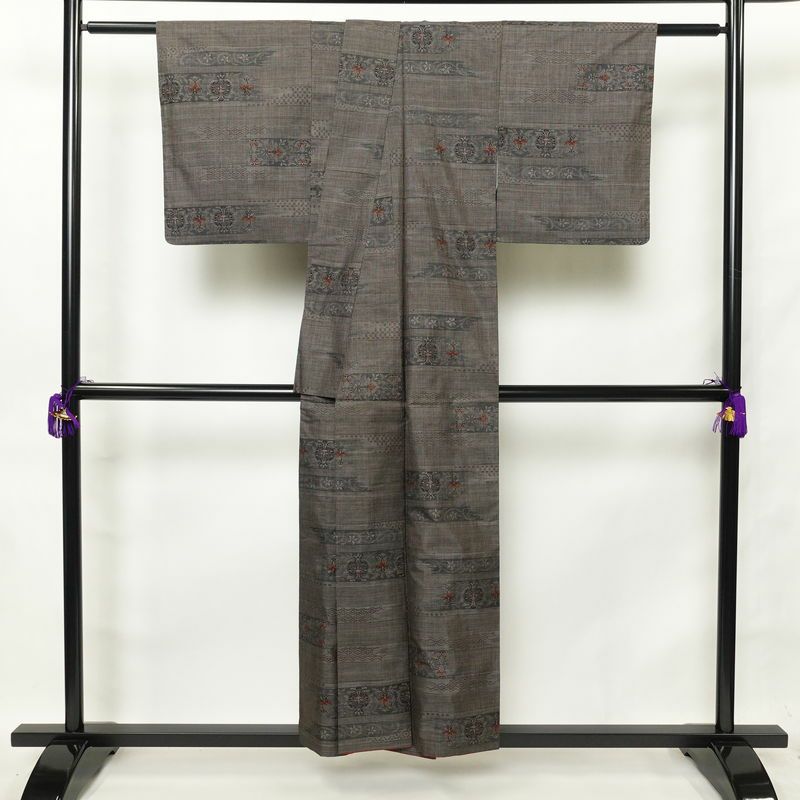大島紬 証紙あり 正絹 幾何学柄・抽象柄 袷仕立て 身丈152cm 裄丈63.5cm 着物 グレー_画像2
