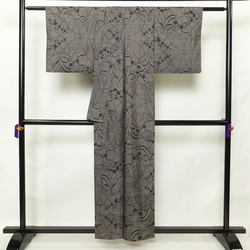紬 良品 正絹 木の葉・植物柄 袷仕立て 身丈155.5cm 裄丈62.5cm 紬着物 グレー_画像2