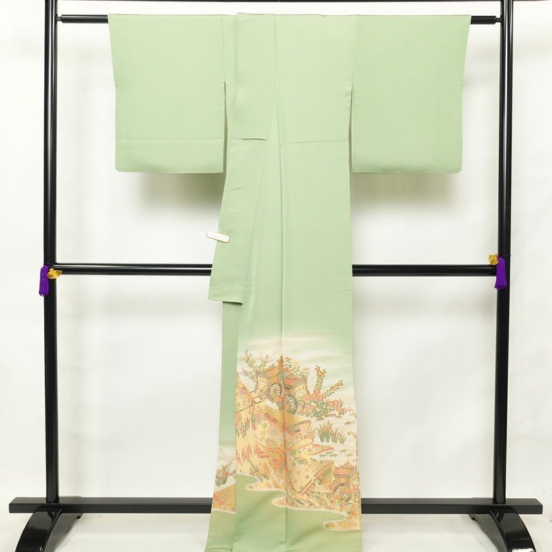 色留袖 良品 王宮紫苑圖 一つ紋付き ちりめん 正絹 古典柄 袷仕立て 身丈167.5cm 裄丈68.5cm 金糸 着物 御所車 緑・うぐいす色_画像2