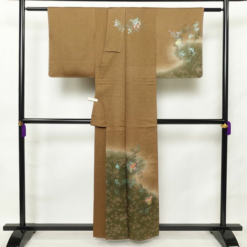 訪問着 美品 青銅箔極美 花旅人 しつけ糸付き 綸子 正絹 木の葉・植物柄 袷仕立て 身丈157cm 裄丈63cm 箔 刺繍 金彩 茶_画像2