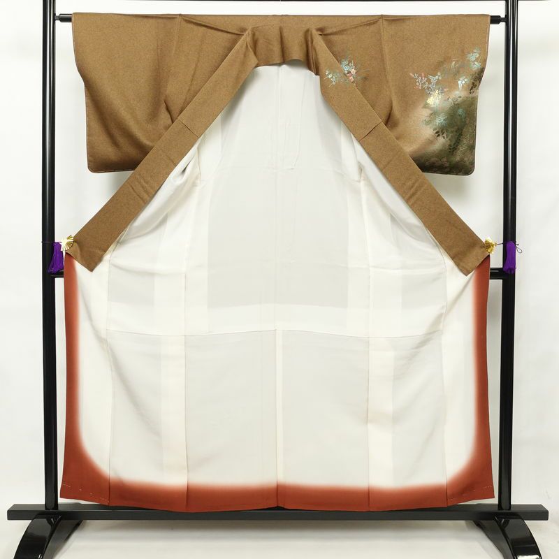 訪問着 美品 青銅箔極美 花旅人 しつけ糸付き 綸子 正絹 木の葉・植物柄 袷仕立て 身丈157cm 裄丈63cm 箔 刺繍 金彩 茶_画像3