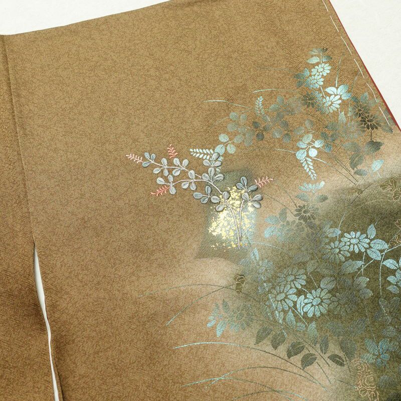 訪問着 美品 青銅箔極美 花旅人 しつけ糸付き 綸子 正絹 木の葉・植物柄 袷仕立て 身丈157cm 裄丈63cm 箔 刺繍 金彩 茶_画像13