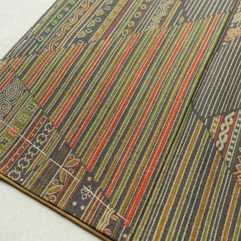 小紋 美品 しつけ糸付き 縮緬 正絹 幾何学柄・抽象柄 袷仕立て 身丈163cm 裄丈67cm 小紋着物 黄・黄土色_画像9