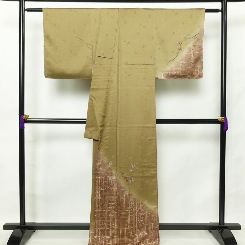 付け下げ 正絹 袷仕立て 身丈165.5cm 裄丈69.5cm 箔 刺繍 一部しつけ糸付き 金彩 附下 着物 木の葉・植物柄 黄・黄土色_画像2