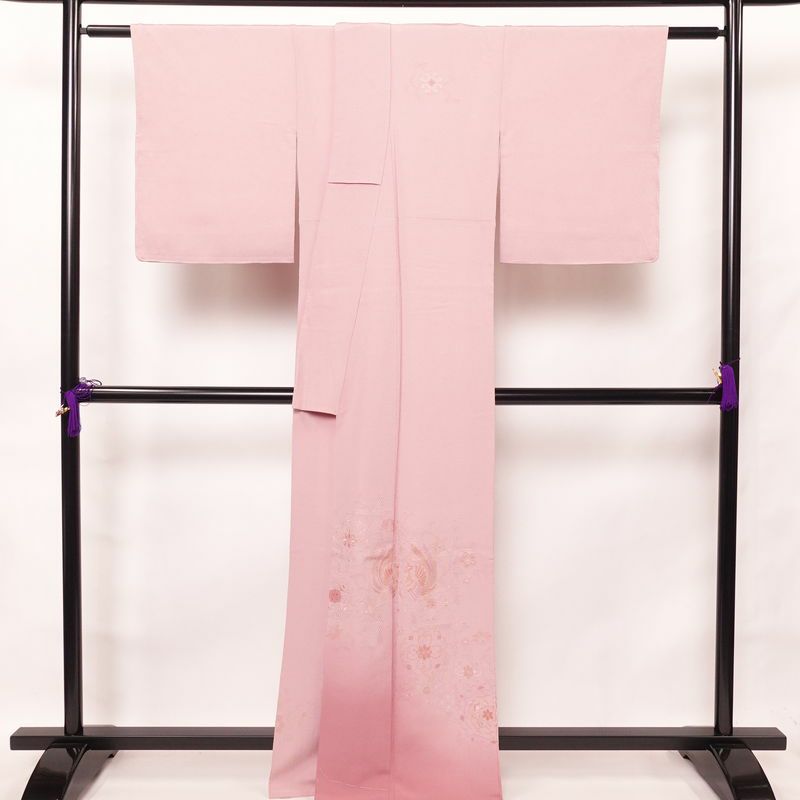 付け下げ 良品 スワトウ刺繍 縮緬 一つ紋付き 正絹 幾何学柄・抽象柄 袷仕立て 身丈164.5cm 裄丈67cm 一部しつけ糸付き 附下 着物 ピンク_画像2